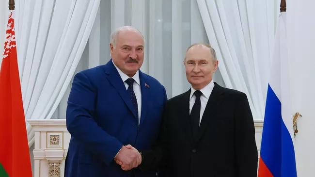 Президент РФ Владимир Путин и президент Белоруссии Александр Лукашенко во время встречи в Волгограде