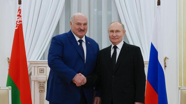 Президент России Владимир Путин и президент Белоруссии Александр Лукашенко во время встречи, 29 апреля 2025 года