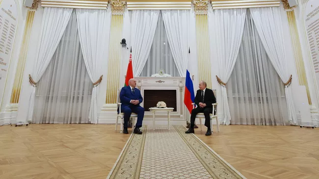 Президент РФ Владимир Путин и президент Белоруссии Александр Лукашенко во время встречи в Волгограде