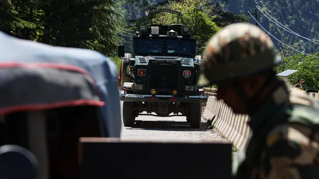 Индийские военные в приграничной деревне Ури. 28 апреля 2025 года