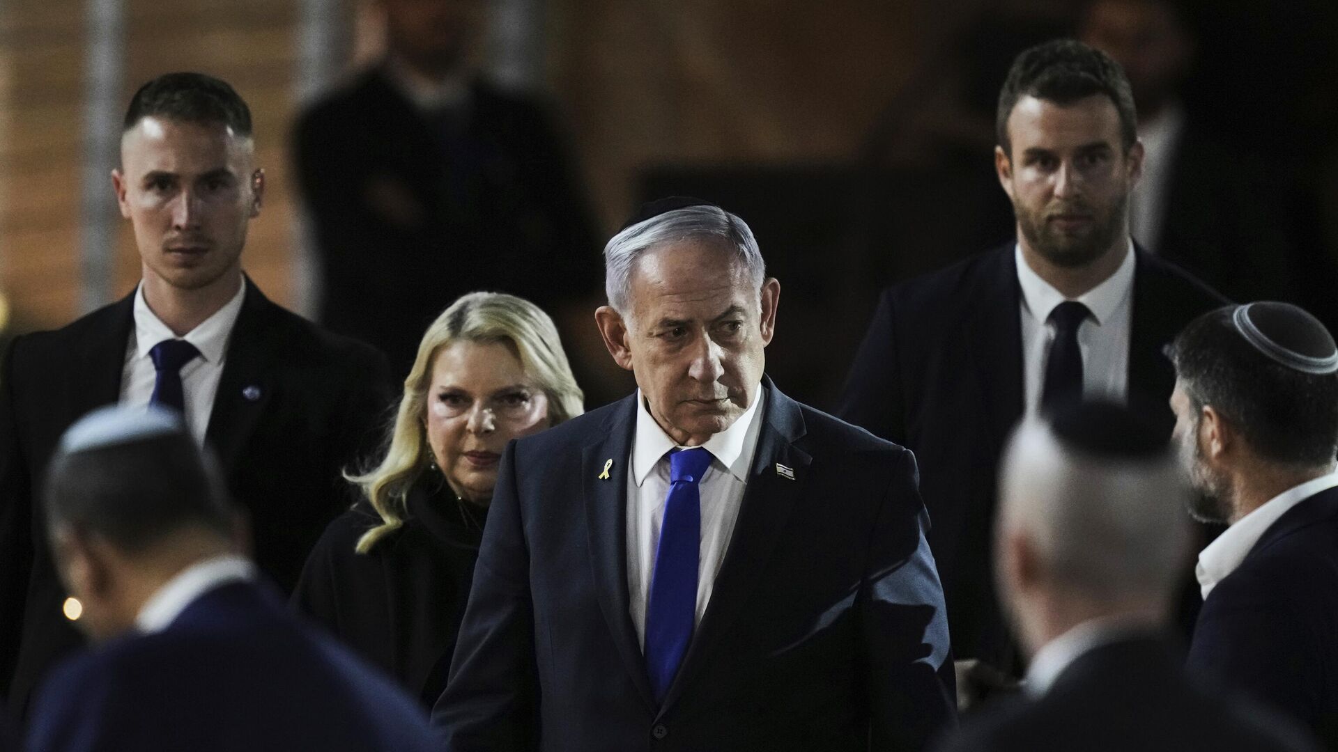 Премьер-министр Израиля Биньямин Нетаньяху и его жена Сара прибывают на церемонии зажжения факелов по случаю 77-летней годовщины провозглашения независимости Израиля. 29 апреля 2025 - РИА Новости, 1920, 29.04.2025