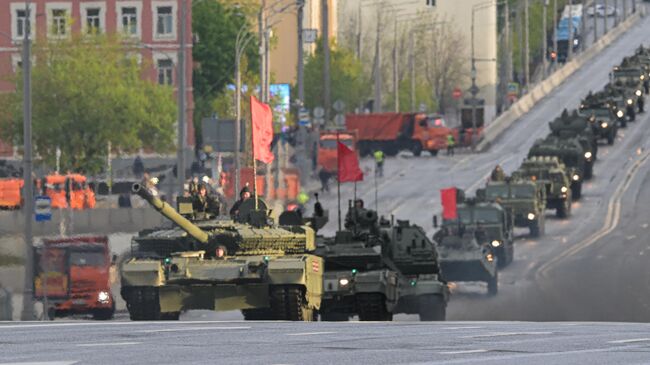 Танк Т-90М на репетиции парада в честь 80-й годовщины Победы в Великой Отечественной войне Танк Т-90М на репетиции парада в честь 80-й годовщины Победы в Великой Отечественной войне