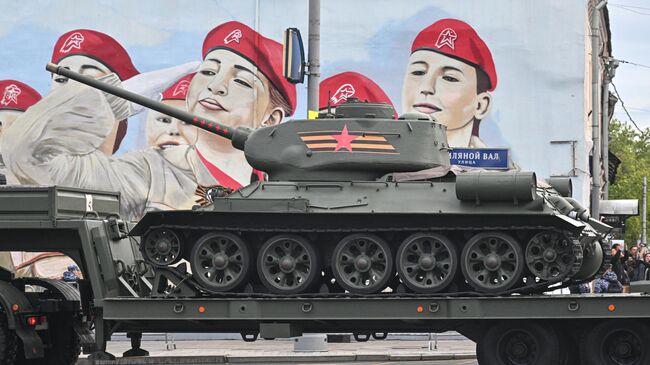 Танк Т-34-85 на репетиции парада в честь 80-й годовщины Победы в Великой Отечественной войне Танк Т-34-85 на репетиции парада в честь 80-й годовщины Победы в Великой Отечественной войне