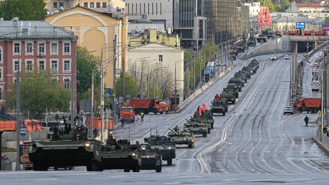 Колонна военной техники на репетиции парада в честь 80-й годовщины Победы в Великой Отечественной войне Колонна военной техники на репетиции парада в честь 80-й годовщины Победы в Великой Отечественной войне