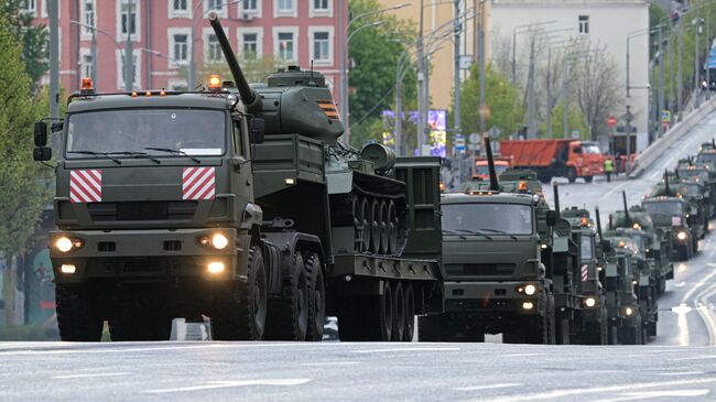 Колонна военной техники на репетиции парада в честь 80-й годовщины Победы в Великой Отечественной войне Колонна военной техники на репетиции парада в честь 80-й годовщины Победы в Великой Отечественной войне