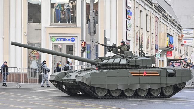 Танк Т-72Б3 на репетиции парада в честь 80-й годовщины Победы в Великой Отечественной войне Танк Т-72Б3 на репетиции парада в честь 80-й годовщины Победы в Великой Отечественной войне