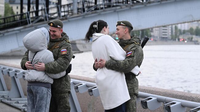 Курсанты с девушками перед началом репетиции парада в Москве в честь 80-й годовщины Победы в Великой Отечественной войне Курсанты с девушками перед началом репетиции парада в Москве в честь 80-й годовщины Победы в Великой Отечественной войне