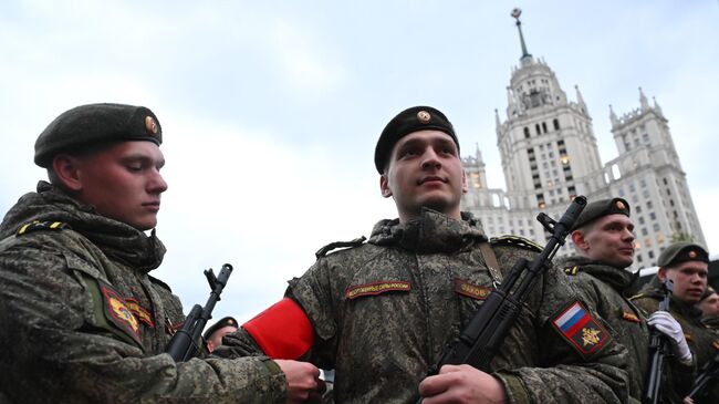 Курсанты на репетиции парада в Москве в честь 80-й годовщины Победы в Великой Отечественной войне Курсанты на репетиции парада в Москве в честь 80-й годовщины Победы в Великой Отечественной войне