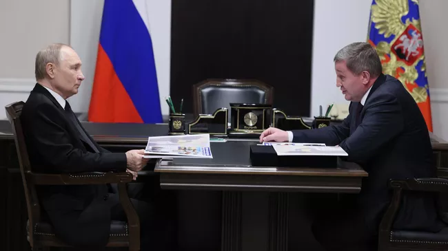  Президент РФ Владимир Путин и губернатор Волгоградской области Андрей Бочаров во время встречи. 29 апреля 2025