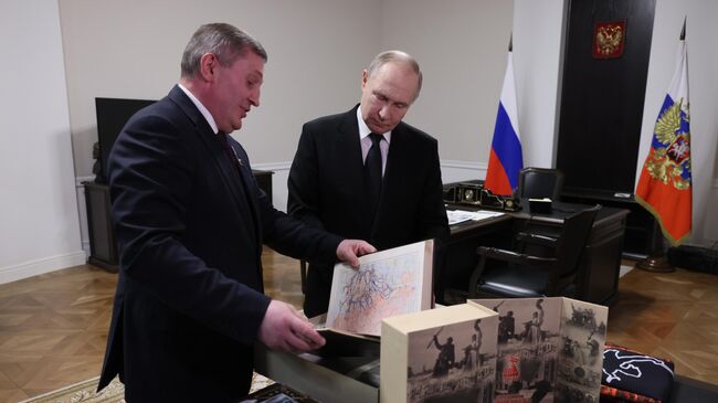 Президент РФ Владимир Путин и губернатор Волгоградской области Андрей Бочаров во время встречи. 29 апреля 2025
