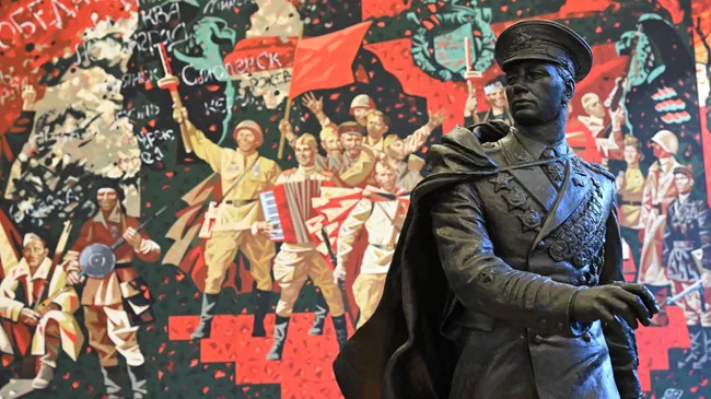 Памятник адмиралу Н.Г. Кузнецову скульптора М.В. Переяславца на открытии выставочного проекта Вера – Подвиг – Победа к 80-летию Победы в Российской академии художеств