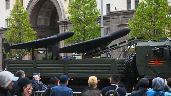 Беспилотные летательные аппараты Герань-2 в кузове КамАЗа на репетиции парада в честь 80-й годовщины Победы в Великой Отечественной войне Беспилотные летательные аппараты Герань-2 в кузове КамАЗа на репетиции парада в честь 80-й годовщины Победы в Великой Отечественной войне