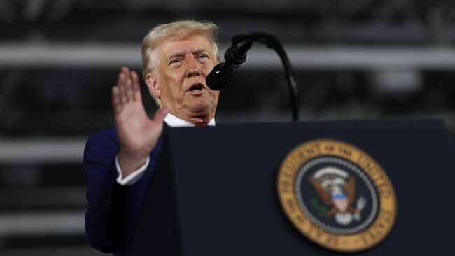 Президент США Дональд Трамп во время выступления на митинге в Мичигане. 29 апреля 2025 года