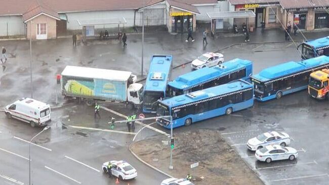 Грузовик и 2 автобуса столкнулись на Кронштадтском бульваре в Москве