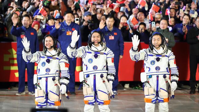 Экипаж космического корабля Шэньчжоу-19