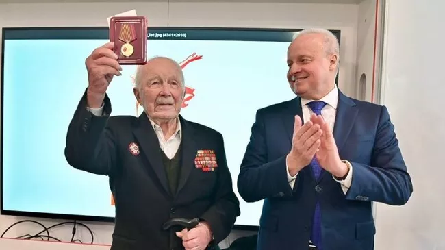 Посол РФ в Ереване Сергей Копыркин вручил юбилейную медаль 80 лет Победы в Великой Отечественной войне 1941-1945 гг. проживающему в Армении ветерану Владимиру Рапацкому