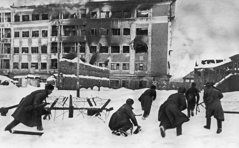 Бойцы Воронежского фронта ведут бой на улицах Воронежа, 1943 год Бойцы Воронежского фронта ведут бой на улицах Воронежа, 1943 год
