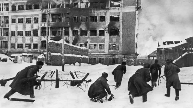 Бойцы Воронежского фронта ведут бой на улицах Воронежа, 1943 год