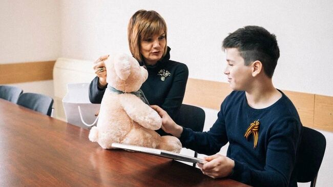 Уполномоченный по правам ребенка в Московской области Ксения Мишонова наградила шестиклассника Амира Абачева, спасшего малыша, выпавшего из окна девятого этажа