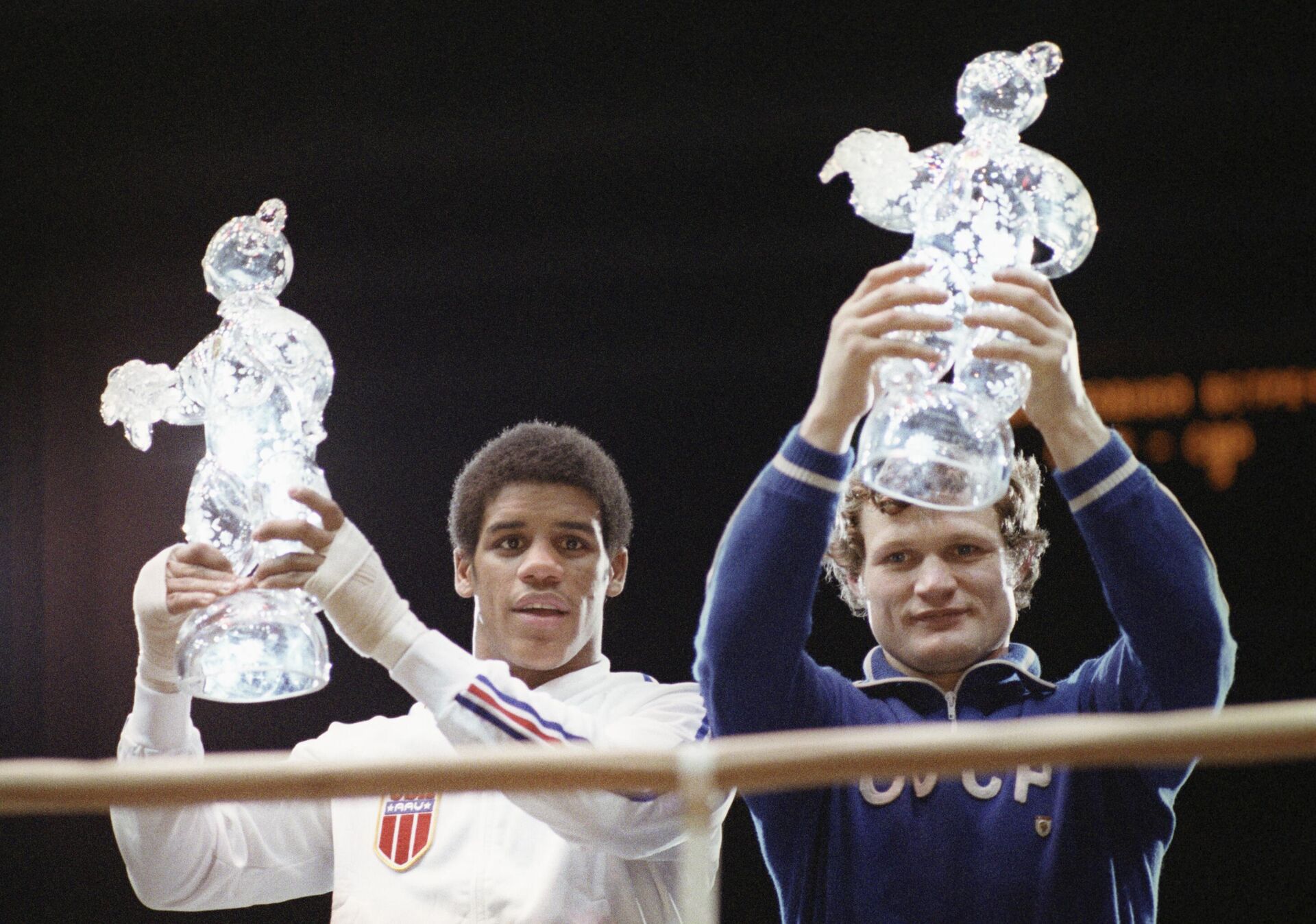 Специальные призы журнала Совьет Лайф - хрустальные фигурки олимпийского мишки, врученные боксерам Алексу Рамосу и Виктору Савченко Специальные призы журнала Совьет Лайф - хрустальные фигурки олимпийского мишки, врученные боксерам Алексу Рамосу и Виктору Савченко - РИА Новости, 1920, 30.04.2025