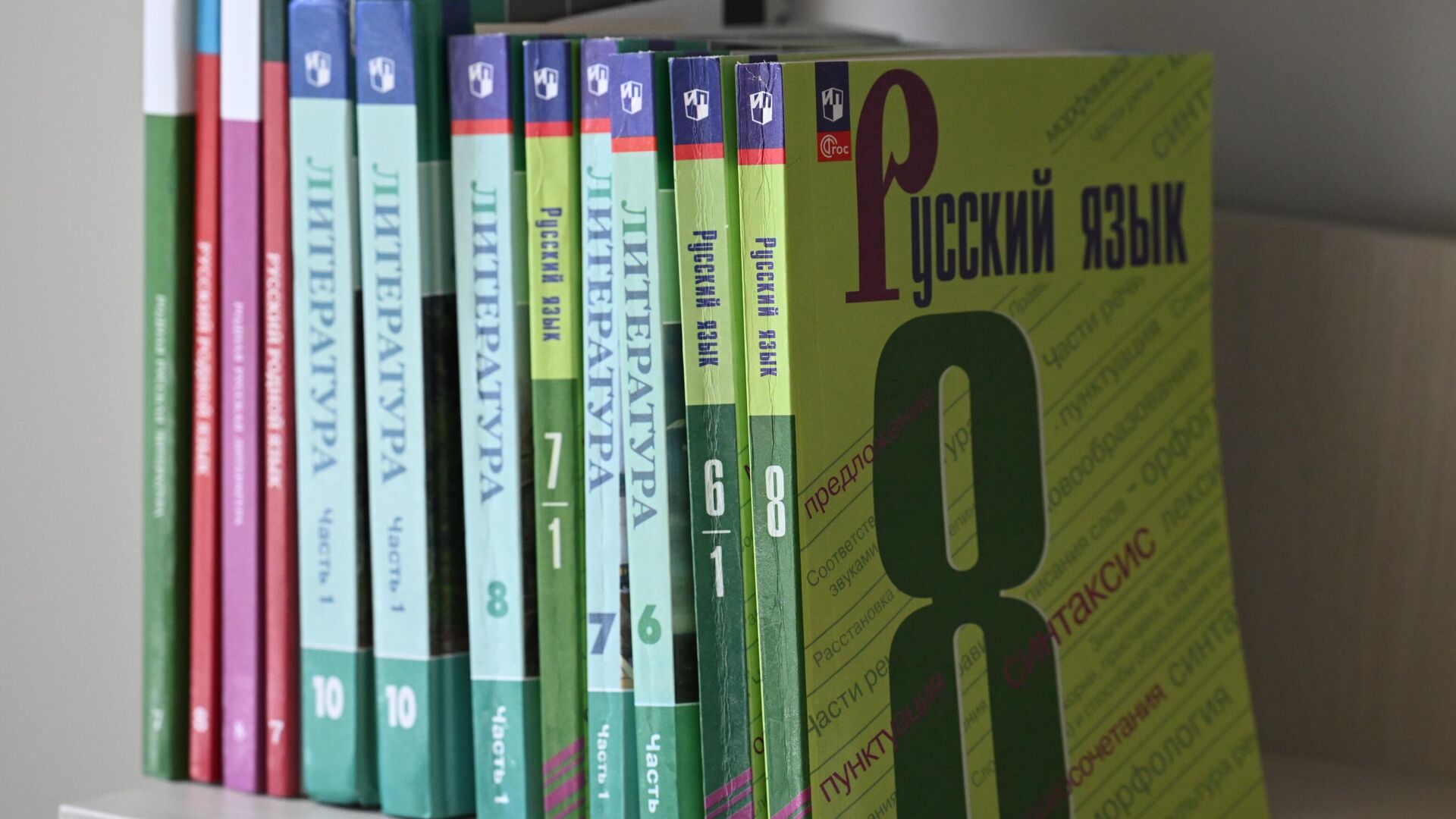 Слово "вы" следует писать с большой буквы, когда обращаются к конкретному лицу