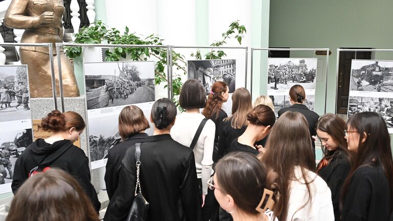 Студенты на открытии фотовыставки Освобождение. Путь к победе в Московском государственном педагогическом институте в Москве Студенты на открытии фотовыставки Освобождение. Путь к победе в Московском государственном педагогическом институте в Москве