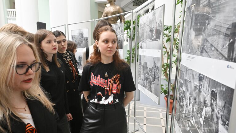 Студенты на открытии фотовыставки Освобождение. Путь к победе в Московском государственном педагогическом институте в Москве Студенты на открытии фотовыставки Освобождение. Путь к победе в Московском государственном педагогическом институте в Москве