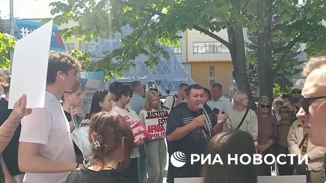 Сторонники Гуцул вышли на митинг в ее поддержку перед зданием суда