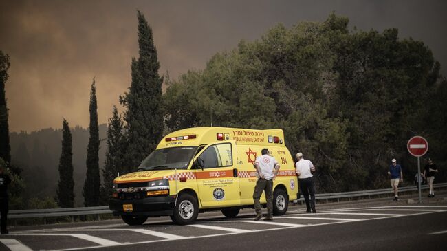 Автомобиль скорой помощи на месте лесного пожара в районе между Тель-Авивом и Иерусалимом. 30 апреля 2025