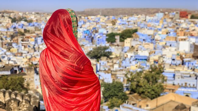 Девушка стоит над городом Джодхпур