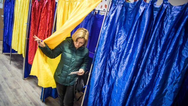 Женщина голосует во время второго тура президентских выборов в Румынии, 2019 год