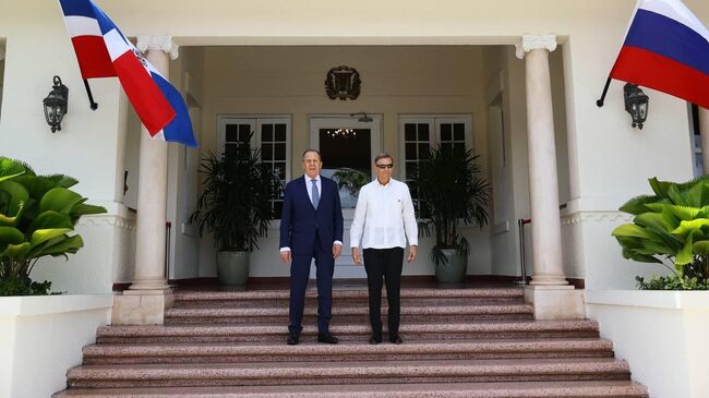 Министр иностранных дел РФ Сергей Лавров и глава МИД Доминиканской республики Роберто Альварес во время встречи в Санто-Доминго. 30 апреля 2025