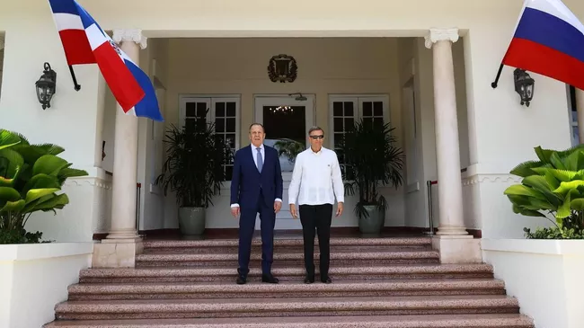 Министр иностранных дел РФ Сергей Лавров и глава МИД Доминиканской республики Роберто Альварес во время встречи в Санто-Доминго. 30 апреля 2025