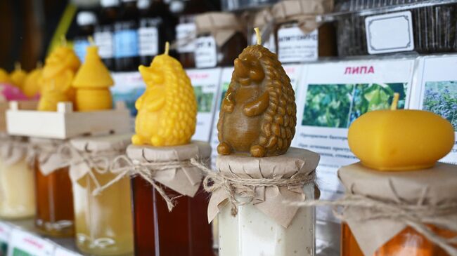 Прилавок с медом на ярмарке