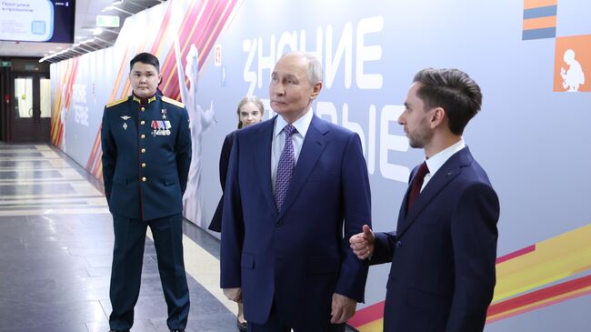 Президент РФ Владимир Путин осматривает выставку в Центральном музее Великой Отечественной войны 1941–1945 годов на Поклонной горе в Москве