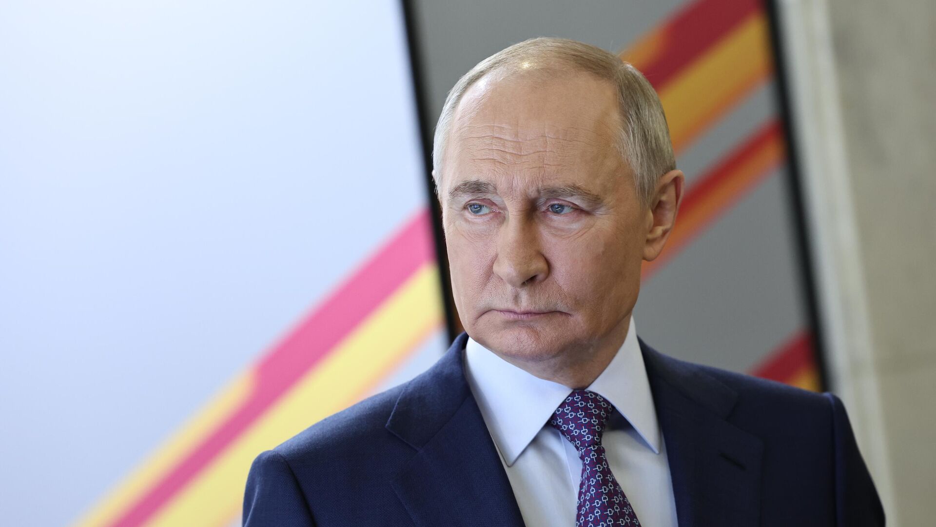 Президент РФ Владимир Путин осматривает выставку в Центральном музее Великой Отечественной войны 1941–1945 годов на Поклонной горе в Москве - РИА Новости, 1920, 30.04.2025