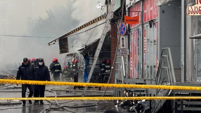 Последствия сильного пожара на рынке у станции метро Вокзальная площадь в Тбилиси