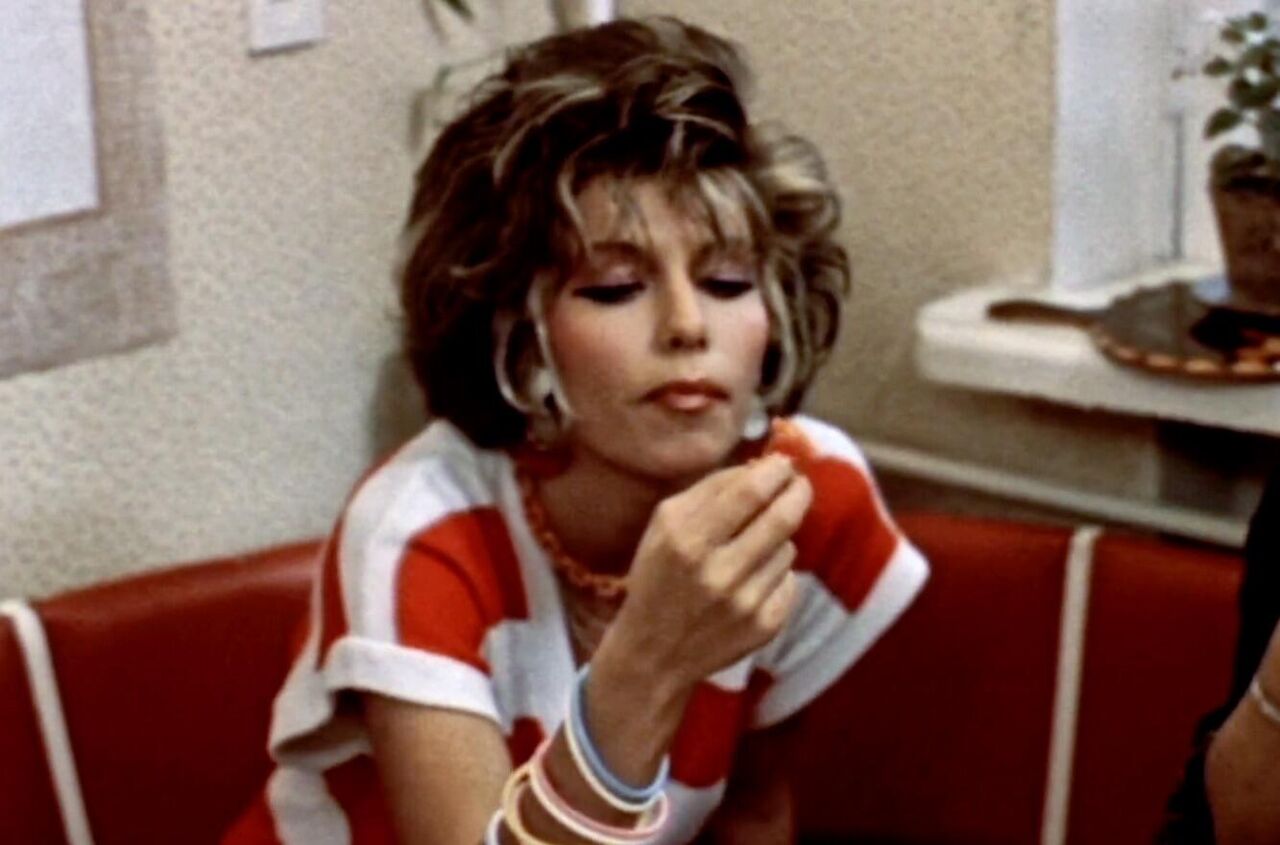 Таза ауада писки жалап, темекі тартады.