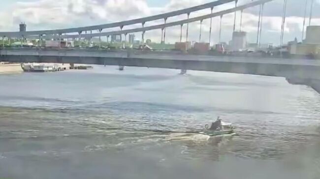 Экипаж водного патруля столичного Центра организации дорожного движения в среду спас мужчину из воды Москвы-реки