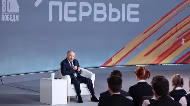 Президент РФ Владимир Путин во время встречи с участниками просветительского марафона Знание.Первые в Москве