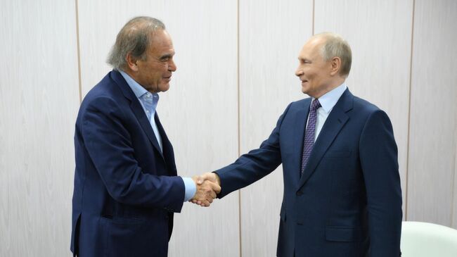 Президент РФ Владимир Путин и американский кинорежиссер Оливер Стоун во время встречи на полях марафона Знание.Первые в Москве. 30 апреля 2025