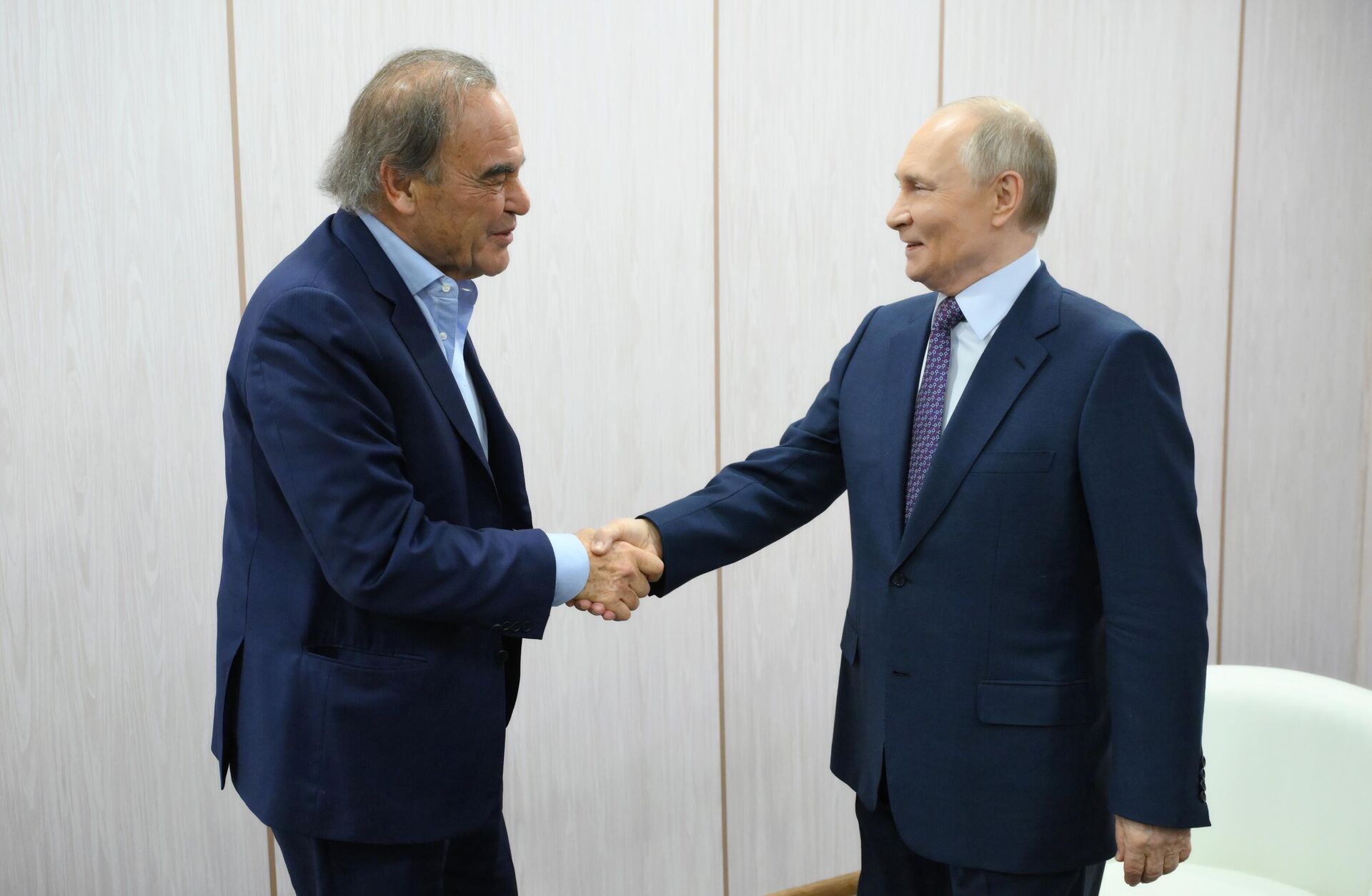 Президент РФ Владимир Путин и американский кинорежиссер Оливер Стоун во время встречи на полях марафона Знание.Первые в Москве - РИА Новости, 1920, 04.05.2025