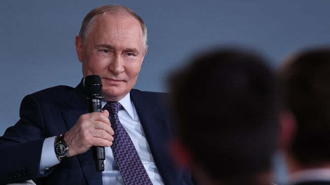 Президент РФ Владимир Путин во время встречи с участниками просветительского марафона Знание.Первые в Москве. 30 апреля 2025