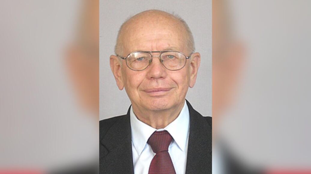 Замнаучрука Снежинского ядерного центра Диков получил звание Героя труда