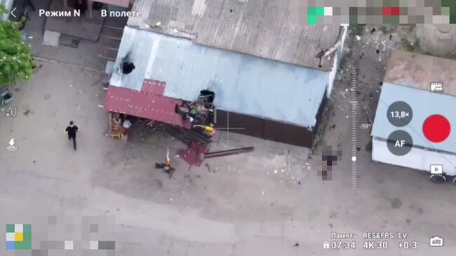 Последствия удара дронов ВСУ по рынку в Алешках Херсонской области. Кадр видео