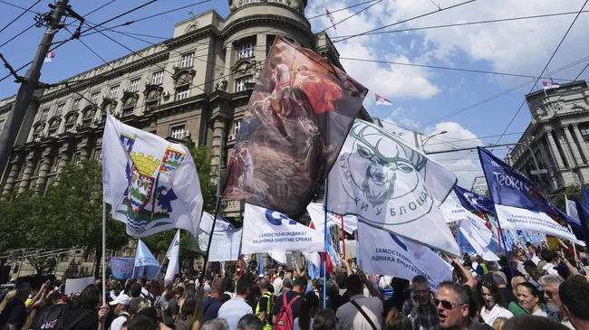 Участники акции протеста перед зданием правительства в Белграде, Сербия