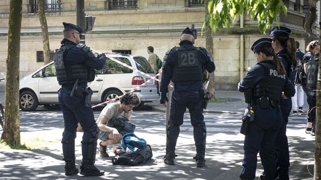 Сотрудники полиции проводят досмотр во время первомайского митинга в Париже