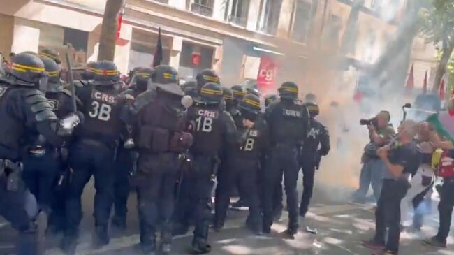 Сотрудники полиции и участники первомайской демонстрации во Франции