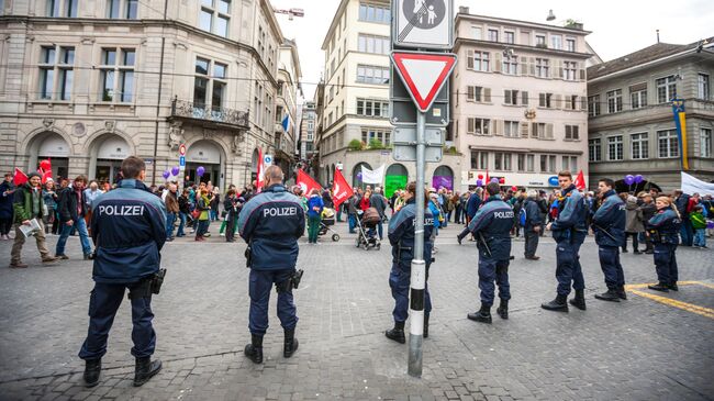 Сотрудники полиции и участники первомайской демонстрации в Цюрихе, Швейцария
