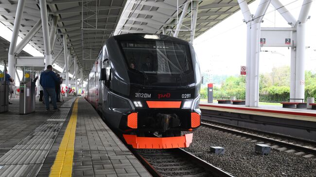 Мееждународный электропоезд серии ЭП2ДМ Диоскурия отправляется в первый рейс со станции Имеретинский курорт в столицу Абхазии Сухум